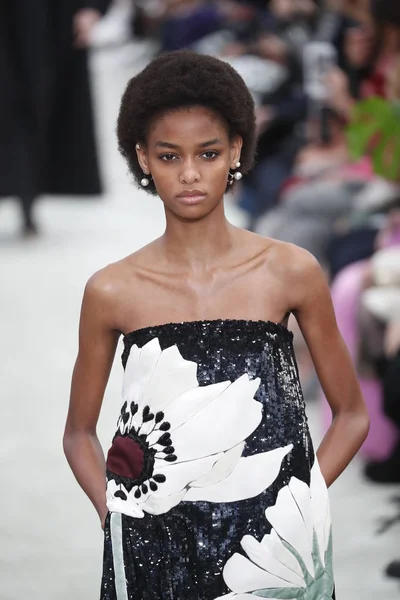 Paris Frankrike Mars Modell Går Banan Valentino Show Som Del — Stockfoto