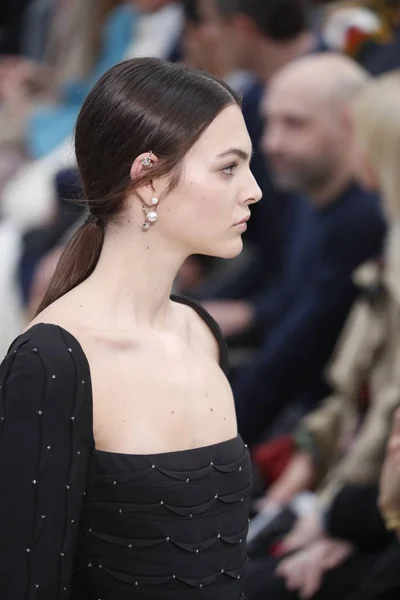 Paris France März Ein Model Läuft Während Der Valentino Show — Stockfoto