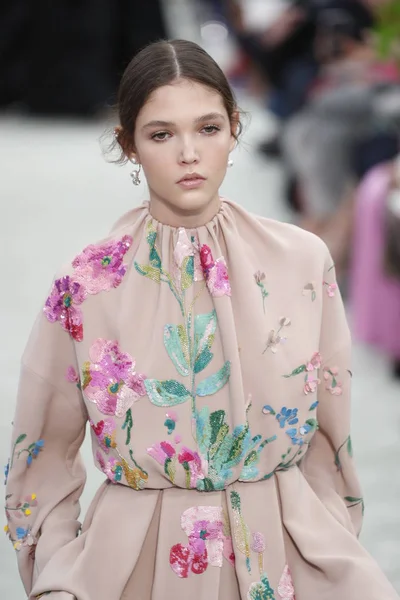 Paris França Março Modelo Caminha Pista Durante Desfile Valentino Como — Fotografia de Stock