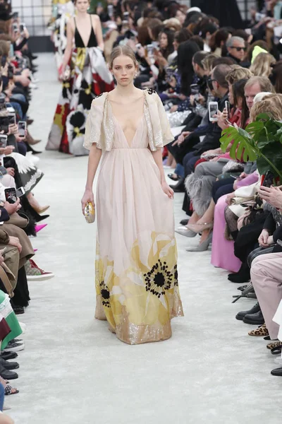 Paris Frankrijk Maart Een Model Loopt Baan Tijdens Valentino Show — Stockfoto