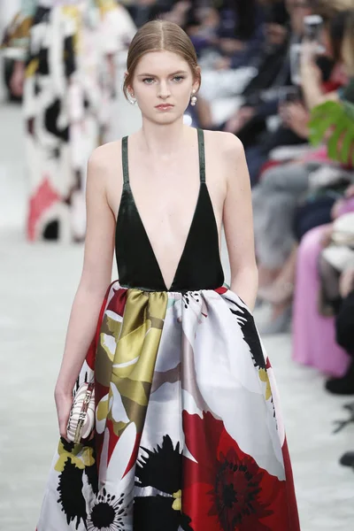 Paris France March Model Walks Runway Valentino Show Part Paris — Stock Photo, Image