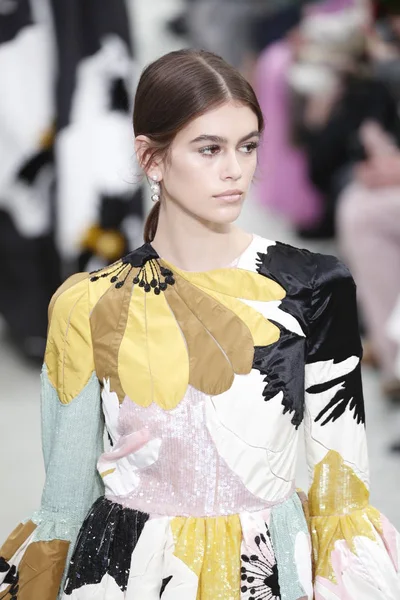 Paris Franciaország Március Kaia Gerber Sétál Kifutópálya Alatt Valentino Show — Stock Fotó