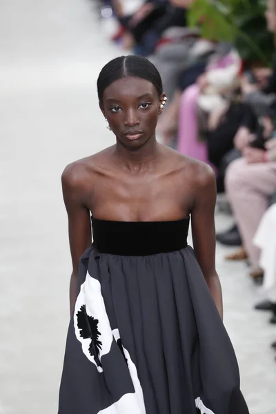 Paříž Francie Březen Model Procházky Dráhy Během Valentino Show Jako — Stock fotografie