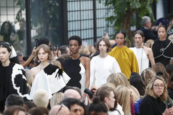 Paris França Março Modelos Caminham Final Pista Durante Valentino Show — Fotografia de Stock