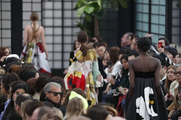 Paříž Francie Březen Modely Chůze Dráha Finále Během Valentino Show — Stock fotografie
