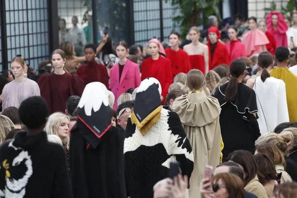 Paris França Março Modelos Caminham Final Pista Durante Valentino Show — Fotografia de Stock