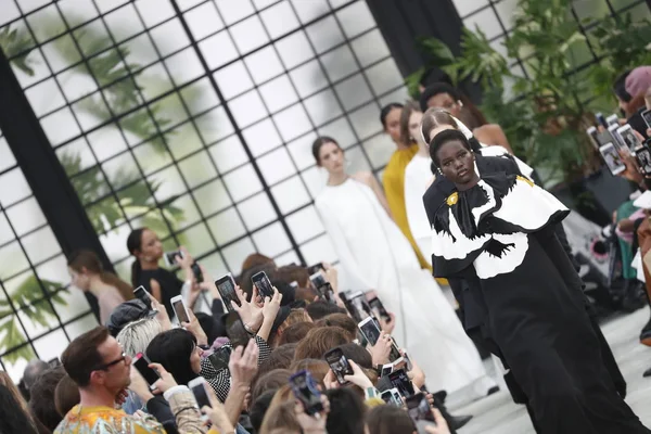 Paris France March Models Walk Runway Finale Valentino Show Part — Stock Photo, Image