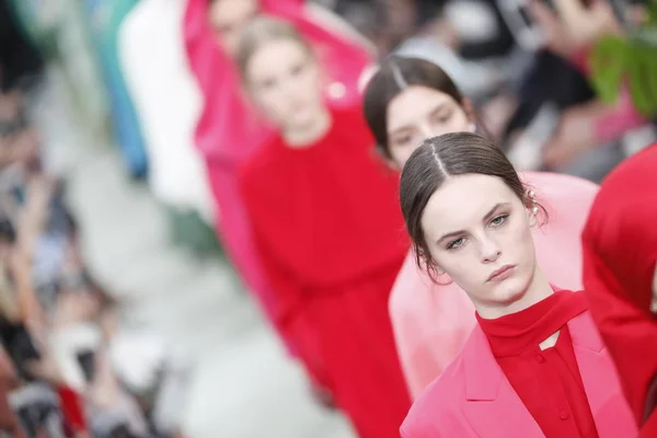 Paris Frankrijk Maart Modellen Lopen Start Landingsbaan Finale Tijdens Valentino — Stockfoto