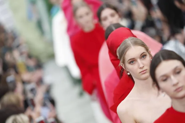 Parigi Francia Marzo Modelle Sfilano Finale Durante Sfilata Valentino Nell — Foto Stock