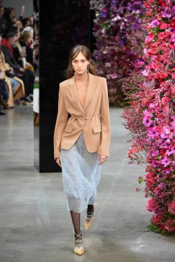 New York, Ny - Şubat 09: Manken Jason Wu sonbahar 2018 galeride giyen pist yürür ben New York'ta 9 Şubat 2018 bahar stüdyolarında. 