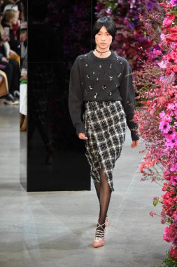 New York, Ny - Şubat 09: Manken Jason Wu sonbahar 2018 galeride giyen pist yürür ben New York'ta 9 Şubat 2018 bahar stüdyolarında. 