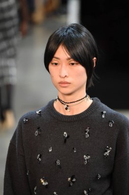 New York, Ny - Şubat 09: Manken Jason Wu sonbahar 2018 galeride giyen pist yürür ben New York'ta 9 Şubat 2018 bahar stüdyolarında. 