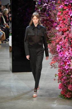 New York, Ny - Şubat 09: Manken Jason Wu sonbahar 2018 galeride giyen pist yürür ben New York'ta 9 Şubat 2018 bahar stüdyolarında. 