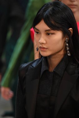 New York, Ny - Şubat 09: Modelleri yürüyüş Jason Wu sonbahar 2018 galeride giyen pist final ben New York'ta 9 Şubat 2018 bahar stüdyolarında. 