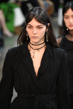 New York, Ny - Şubat 09: Modelleri yürüyüş Jason Wu sonbahar 2018 galeride giyen pist final ben New York'ta 9 Şubat 2018 bahar stüdyolarında. 