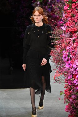 New York, Ny - Şubat 09: Manken Jason Wu sonbahar 2018 galeride giyen pist yürür ben New York'ta 9 Şubat 2018 bahar stüdyolarında. 