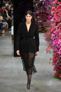 New York, Ny - Şubat 09: Manken Jason Wu sonbahar 2018 galeride giyen pist yürür ben New York'ta 9 Şubat 2018 bahar stüdyolarında. 