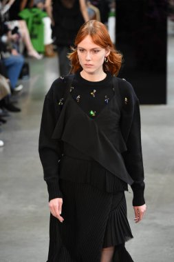 New York, Ny - Şubat 09: Manken Jason Wu sonbahar 2018 galeride giyen pist yürür ben New York'ta 9 Şubat 2018 bahar stüdyolarında. 