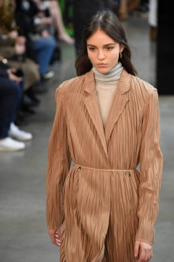 New York, Ny - Şubat 09: Manken Jason Wu sonbahar 2018 galeride giyen pist yürür ben New York'ta 9 Şubat 2018 bahar stüdyolarında. 