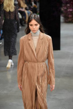 New York, Ny - Şubat 09: Manken Jason Wu sonbahar 2018 galeride giyen pist yürür ben New York'ta 9 Şubat 2018 bahar stüdyolarında. 