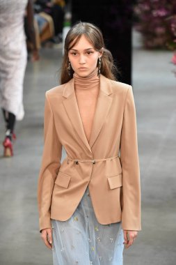 New York, Ny - Şubat 09: Manken Jason Wu sonbahar 2018 galeride giyen pist yürür ben New York'ta 9 Şubat 2018 bahar stüdyolarında. 