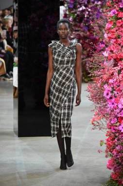 New York, Ny - Şubat 09: Manken Jason Wu sonbahar 2018 galeride giyen pist yürür ben New York'ta 9 Şubat 2018 bahar stüdyolarında. 