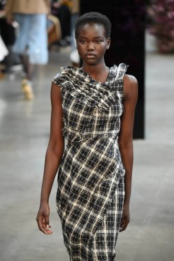 New York, Ny - Şubat 09: Manken Jason Wu sonbahar 2018 galeride giyen pist yürür ben New York'ta 9 Şubat 2018 bahar stüdyolarında. 