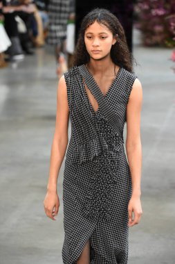 New York, Ny - Şubat 09: Manken Jason Wu sonbahar 2018 galeride giyen pist yürür ben New York'ta 9 Şubat 2018 bahar stüdyolarında. 