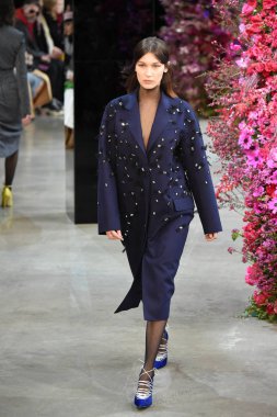 New York, Ny - Şubat 09: Bella Hadid Jason Wu sonbahar 2018 galeride giyen pist yürür ben New York'ta 9 Şubat 2018 bahar stüdyolarında. 