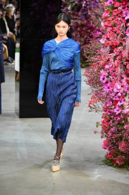 New York, Ny - Şubat 09: Manken Jason Wu sonbahar 2018 galeride giyen pist yürür ben New York'ta 9 Şubat 2018 bahar stüdyolarında. 