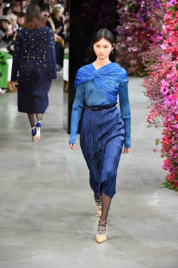 New York, Ny - Şubat 09: Manken Jason Wu sonbahar 2018 galeride giyen pist yürür ben New York'ta 9 Şubat 2018 bahar stüdyolarında. 