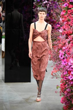 New York, Ny - Şubat 09: Manken Jason Wu sonbahar 2018 galeride giyen pist yürür ben New York'ta 9 Şubat 2018 bahar stüdyolarında. 