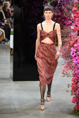 New York, Ny - Şubat 09: Manken Jason Wu sonbahar 2018 galeride giyen pist yürür ben New York'ta 9 Şubat 2018 bahar stüdyolarında. 
