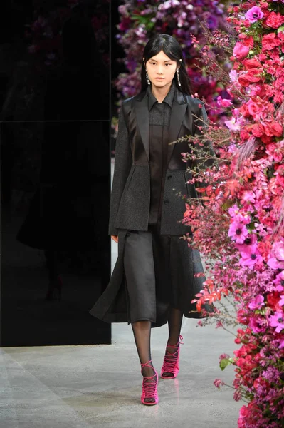 New York, Ny - Şubat 09: Manken Jason Wu sonbahar 2018 galeride giyen pist yürür ben New York'ta 9 Şubat 2018 bahar stüdyolarında. 