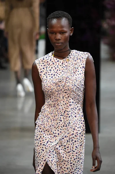 New York, Ny - Şubat 09: Manken Jason Wu sonbahar 2018 galeride giyen pist yürür ben New York'ta 9 Şubat 2018 bahar stüdyolarında. 