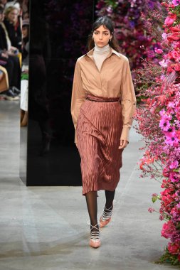 New York, Ny - Şubat 09: Manken Jason Wu sonbahar 2018 galeride giyen pist yürür ben New York'ta 9 Şubat 2018 bahar stüdyolarında. 