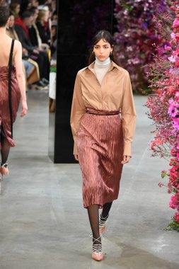 New York, Ny - Şubat 09: Manken Jason Wu sonbahar 2018 galeride giyen pist yürür ben New York'ta 9 Şubat 2018 bahar stüdyolarında. 