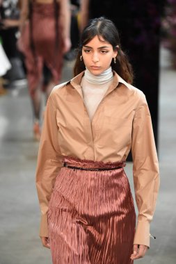 New York, Ny - Şubat 09: Manken Jason Wu sonbahar 2018 galeride giyen pist yürür ben New York'ta 9 Şubat 2018 bahar stüdyolarında. 