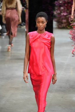 New York, Ny - Şubat 09: Manken Jason Wu sonbahar 2018 galeride giyen pist yürür ben New York'ta 9 Şubat 2018 bahar stüdyolarında. 