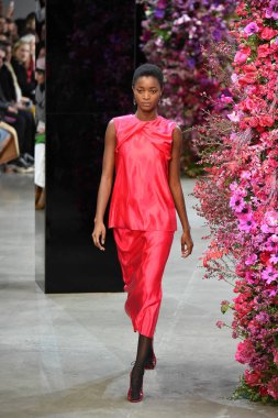 New York, Ny - Şubat 09: Manken Jason Wu sonbahar 2018 galeride giyen pist yürür ben New York'ta 9 Şubat 2018 bahar stüdyolarında. 