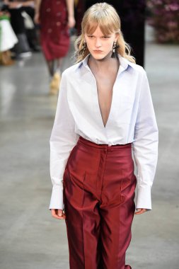 New York, Ny - Şubat 09: Manken Jason Wu sonbahar 2018 galeride giyen pist yürür ben New York'ta 9 Şubat 2018 bahar stüdyolarında. 