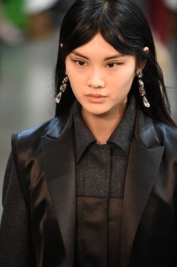 New York, Ny - Şubat 09: Manken Jason Wu sonbahar 2018 galeride giyen pist yürür ben New York'ta 9 Şubat 2018 bahar stüdyolarında. 