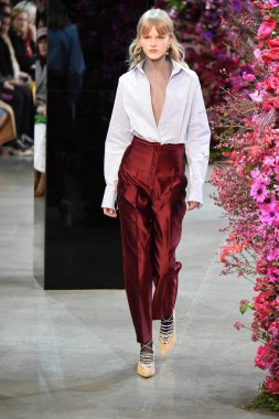 New York, Ny - Şubat 09: Manken Jason Wu sonbahar 2018 galeride giyen pist yürür ben New York'ta 9 Şubat 2018 bahar stüdyolarında. 