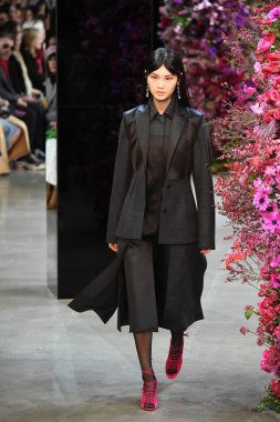 New York, Ny - Şubat 09: Manken Jason Wu sonbahar 2018 galeride giyen pist yürür ben New York'ta 9 Şubat 2018 bahar stüdyolarında. 