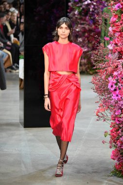 New York, Ny - Şubat 09: Manken Jason Wu sonbahar 2018 galeride giyen pist yürür ben New York'ta 9 Şubat 2018 bahar stüdyolarında. 