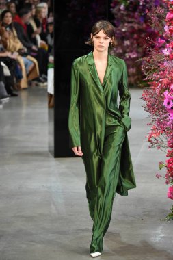 New York, Ny - Şubat 09: Manken Jason Wu sonbahar 2018 galeride giyen pist yürür ben New York'ta 9 Şubat 2018 bahar stüdyolarında. 