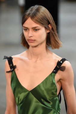 New York, Ny - Şubat 09: Manken Jason Wu sonbahar 2018 galeride giyen pist yürür ben New York'ta 9 Şubat 2018 bahar stüdyolarında. 