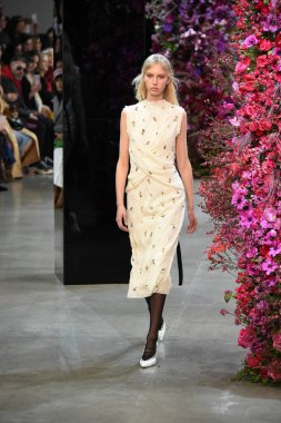 New York, Ny - Şubat 09: Manken Jason Wu sonbahar 2018 galeride giyen pist yürür ben New York'ta 9 Şubat 2018 bahar stüdyolarında. 