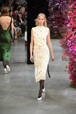 New York, Ny - Şubat 09: Manken Jason Wu sonbahar 2018 galeride giyen pist yürür ben New York'ta 9 Şubat 2018 bahar stüdyolarında. 