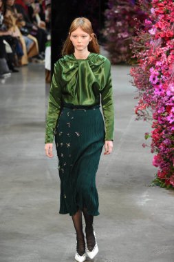 New York, Ny - Şubat 09: Manken Jason Wu sonbahar 2018 galeride giyen pist yürür ben New York'ta 9 Şubat 2018 bahar stüdyolarında. 